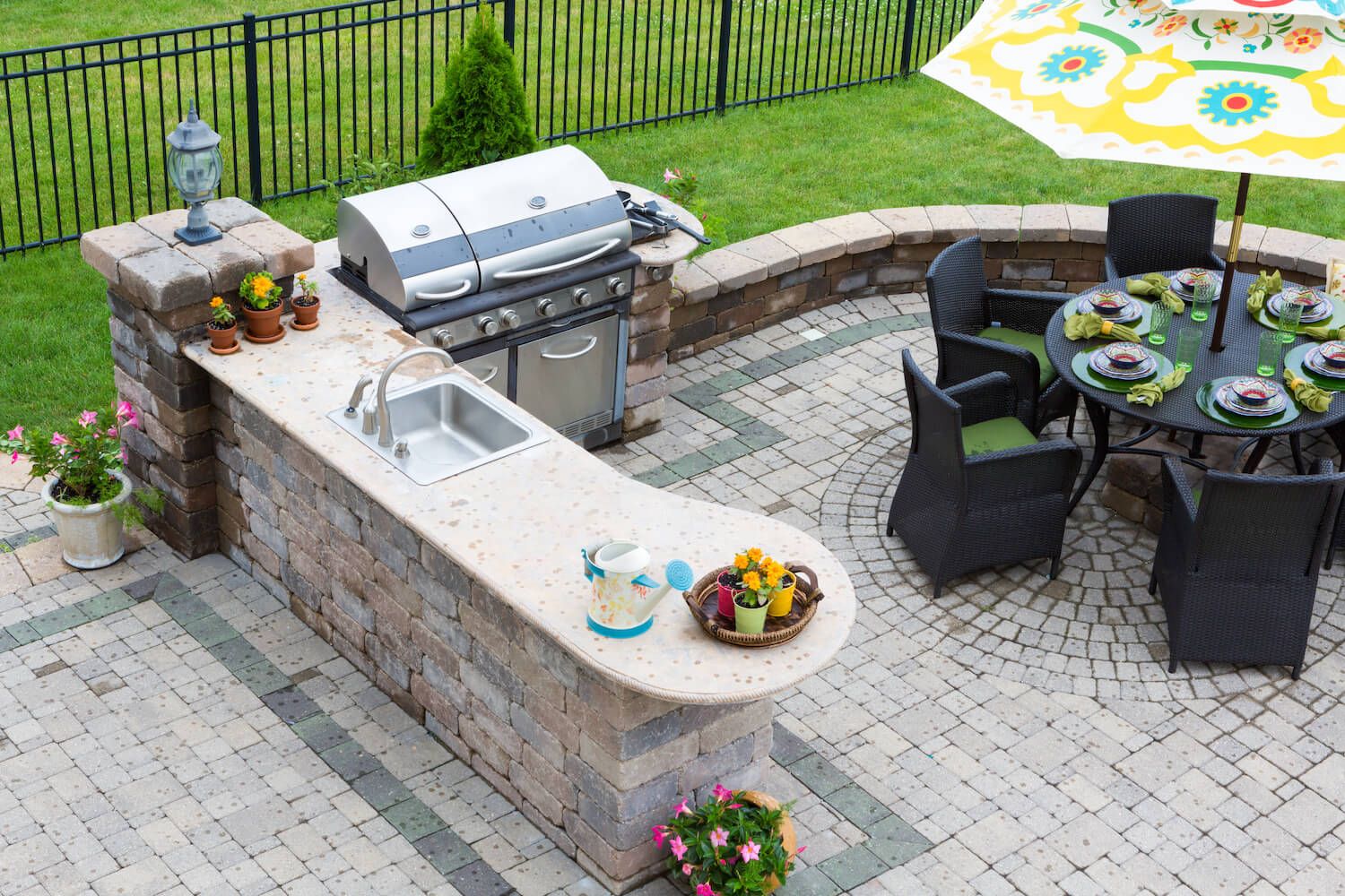 outdoor kitchen patio