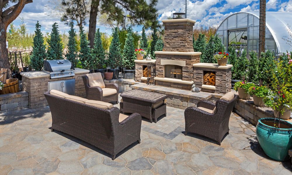 Beautiful Outdoor Living Space with Fire Place and BBQ Grill/ Outdoor Kitchen